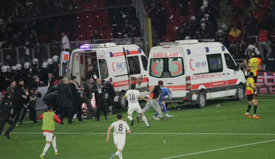 Göztepe - Altay maçında holigan rezaleti! Sahaya atladı, kaleciye saldırdı