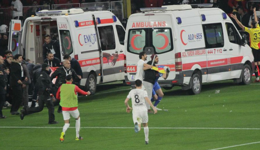 Göztepe - Altay maçında holigan rezaleti! Sahaya atladı, kaleciye saldırdı