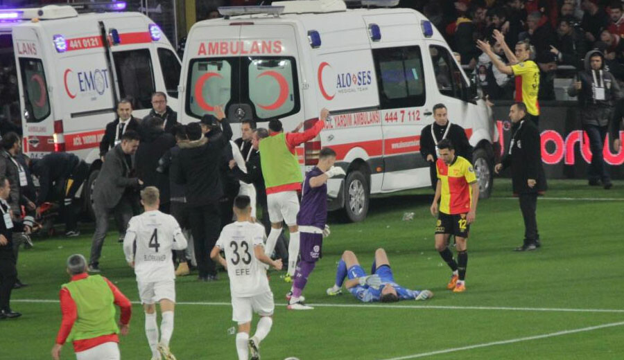 Göztepe - Altay maçında holigan rezaleti! Sahaya atladı, kaleciye saldırdı