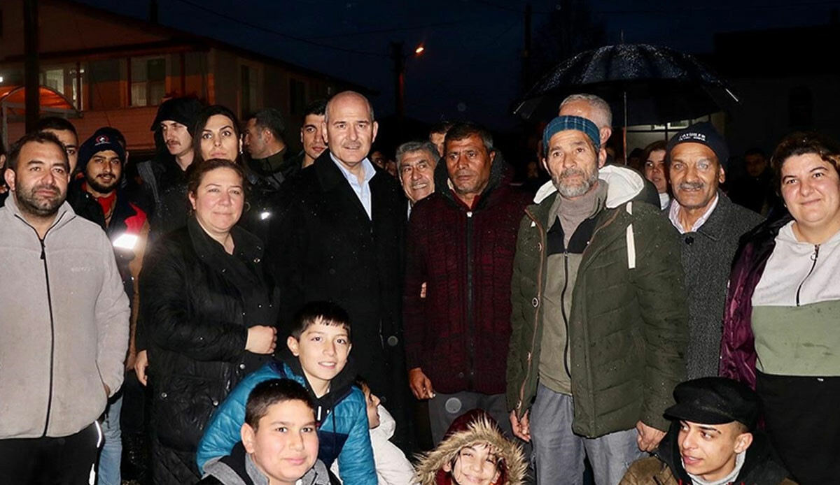 İçişleri Bakanı Soylu deprem bölgesinde: Düzce'de vatandaşlarla buluştu İçişleri Bakanı Soylu deprem bölgesinde: Düzce'de vatandaşlarla buluştu