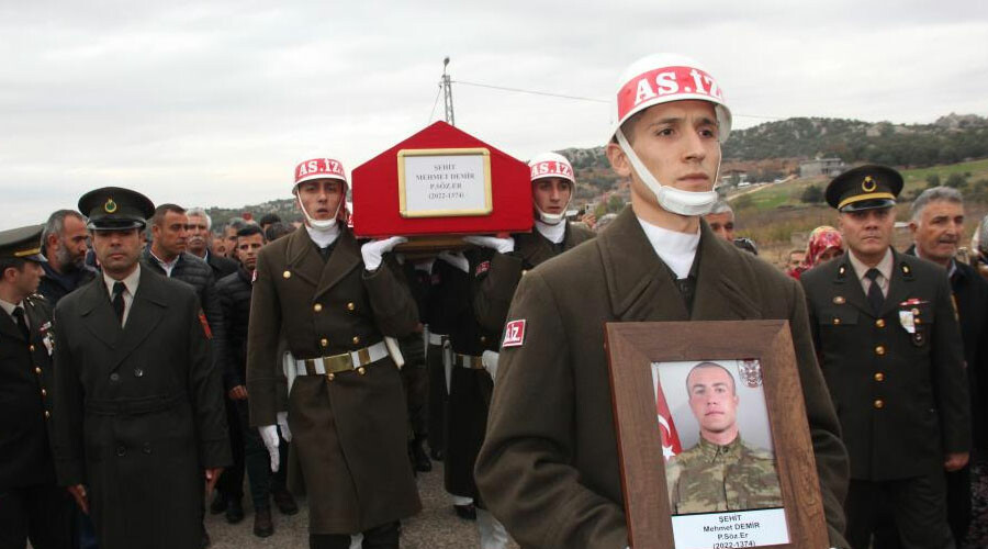Pençe Kilit şehidi son yolculuğuna uğurlandı: "Düşmanları sevindirmeyeceğim, dik duracağım" Pençe Kilit şehidi son yolculuğuna uğurlandı: "Düşmanları sevindirmeyeceğim, dik duracağım"