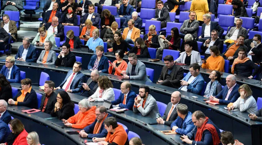 Alman meclisinde kaloriferler kapandı! Vekiller palto atkıyla isyan etti Alman meclisinde kaloriferler kapandı! Vekiller palto atkıyla isyan etti