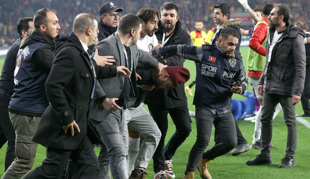 Cinayete teşebbüsten yargılanacak! Altay kalecisine saldıran Göztepeli holigan tutuklandı Cinayete teşebbüsten yargılanacak! Altay kalecisine saldıran Göztepeli holigan tutuklandı