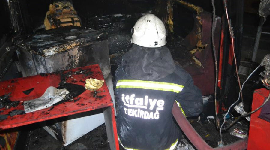 Ekmek teknesi alev alev yandı, gözyaşlarına boğuldu