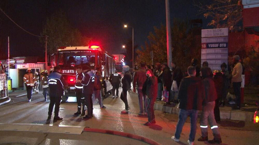 Esenyurt'ta sanayi sitesindeki fabrikada yangın çıktı Esenyurt'ta sanayi sitesindeki fabrikada yangın çıktı