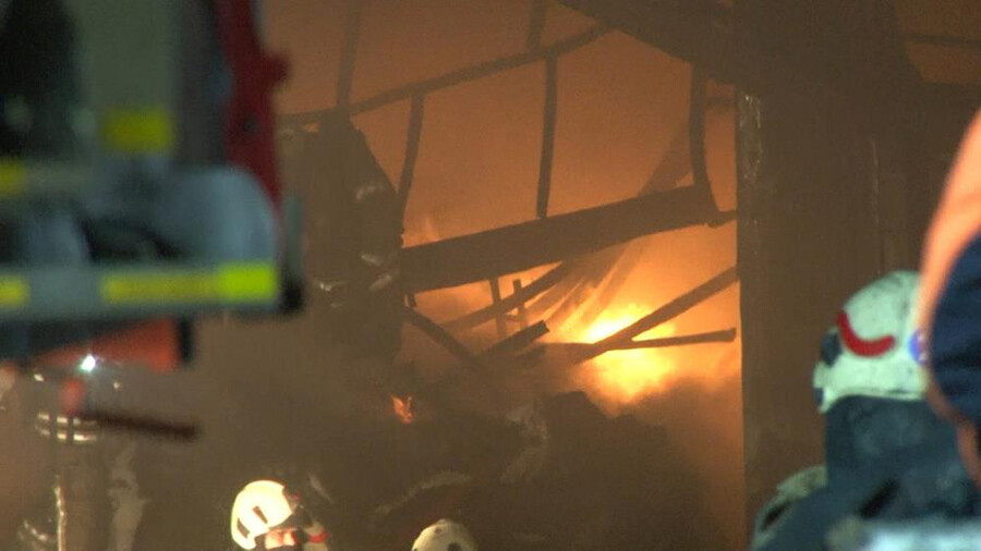 Esenyurt'ta sanayi sitesindeki fabrikada yangın çıktı Esenyurt'ta sanayi sitesindeki fabrikada yangın çıktı