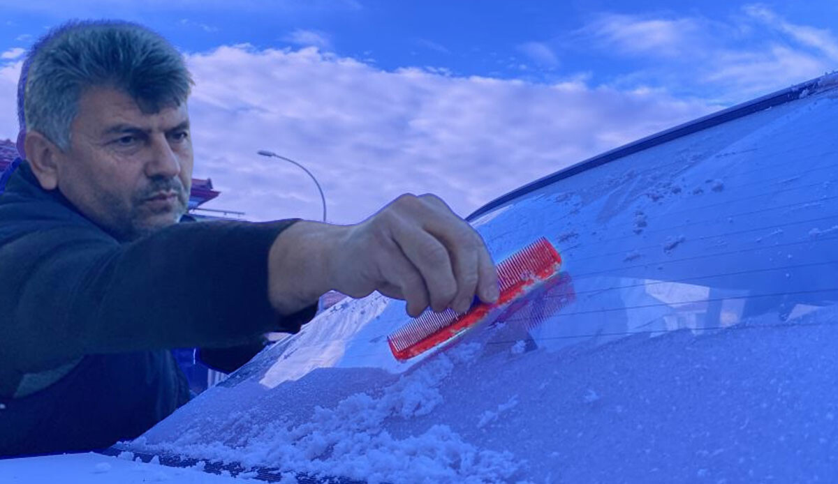 Vatandaşların buz mesaisi: Tarakla camları kazıdılar