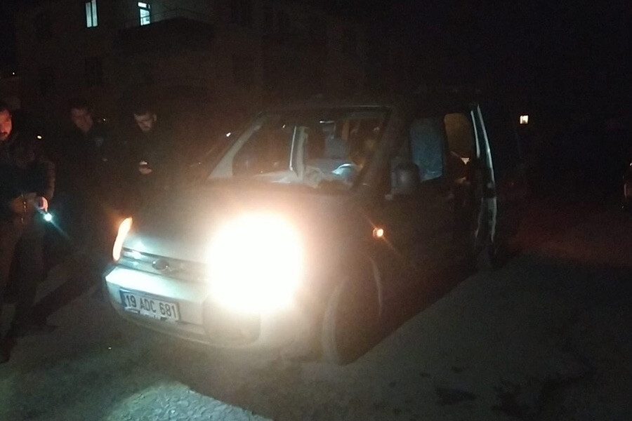 Çorum'da husumetli iki grup arasında silahlı çatışma! Mermiler polis aracına isabet etti