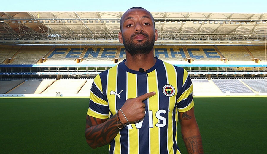 Fenerbahçe'nin golcü yıldızı takımda kalıyor! Menajeri yöneticilerle bir araya geldi Fenerbahçe'nin golcü yıldızı takımda kalıyor! Menajeri yöneticilerle bir araya geldi
