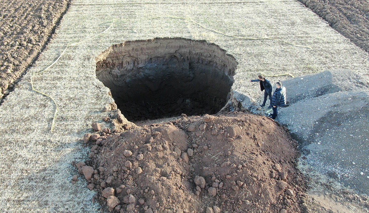 Büyük gürültü duydu, toz duman dağılınca şaşkına döndü! Obruğa düşmekten 15 metreyle kurtuldu