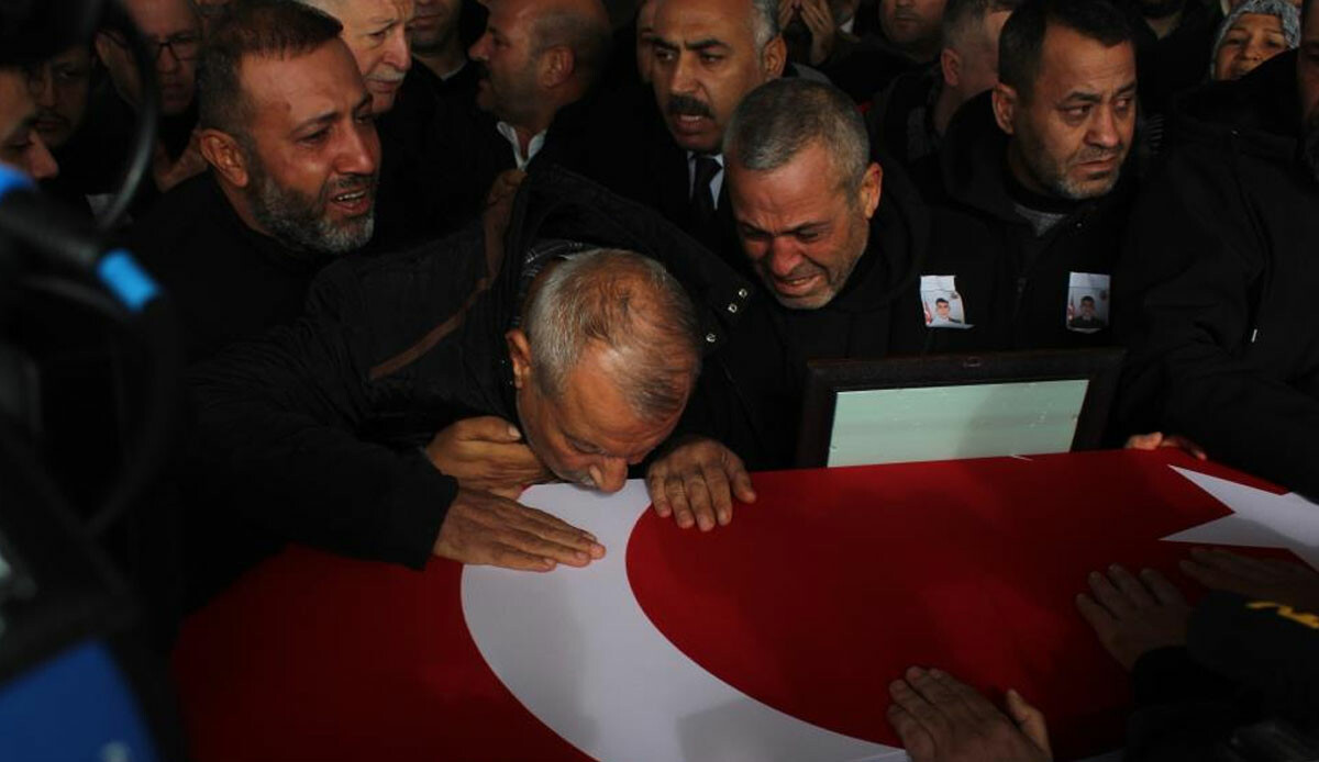 Pençe Kilit şehidine son görev: Oğlunun tabutunu öperek veda etti