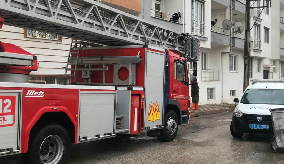 Elazığ'da dehşet olay! Annenin çığlıkları mahalleyi inletti, gelen vatandaşlar korkunç manzarayla karşılaştı Elazığ'da dehşet olay! Annenin çığlıkları mahalleyi inletti, gelen vatandaşlar korkunç manzarayla karşılaştı