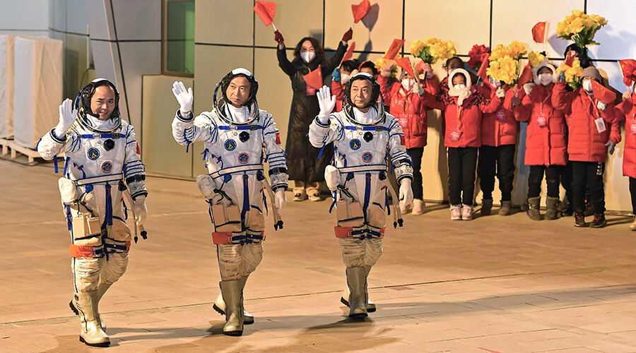 Kendi uzay istasyonunu kuran Çin'de tarihi anlar: Üç taykonot büyük bir coşkuyla uzaya fırlatıldı