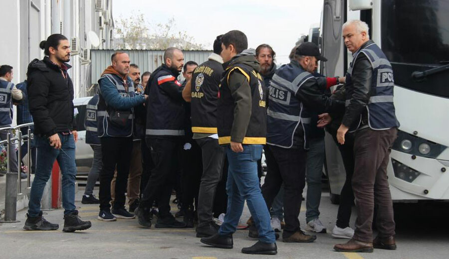 19 holigan tutuklandı! Göztepe - Altay maçında terör estirmişlerdi 19 holigan tutuklandı! Göztepe - Altay maçında terör estirmişlerdi