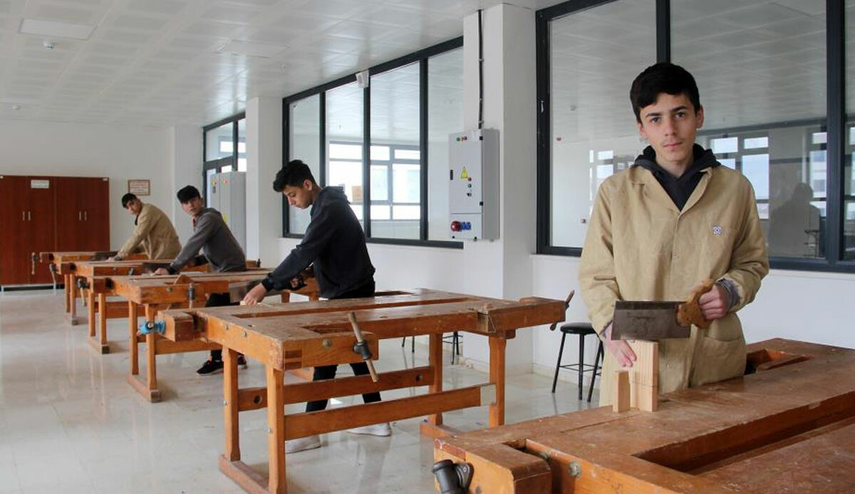 Duyan şaşıp kalıyor! Fabrika değil lise: Hem kazanıp hem okuyarak 4 milyon ciro elde ettiler