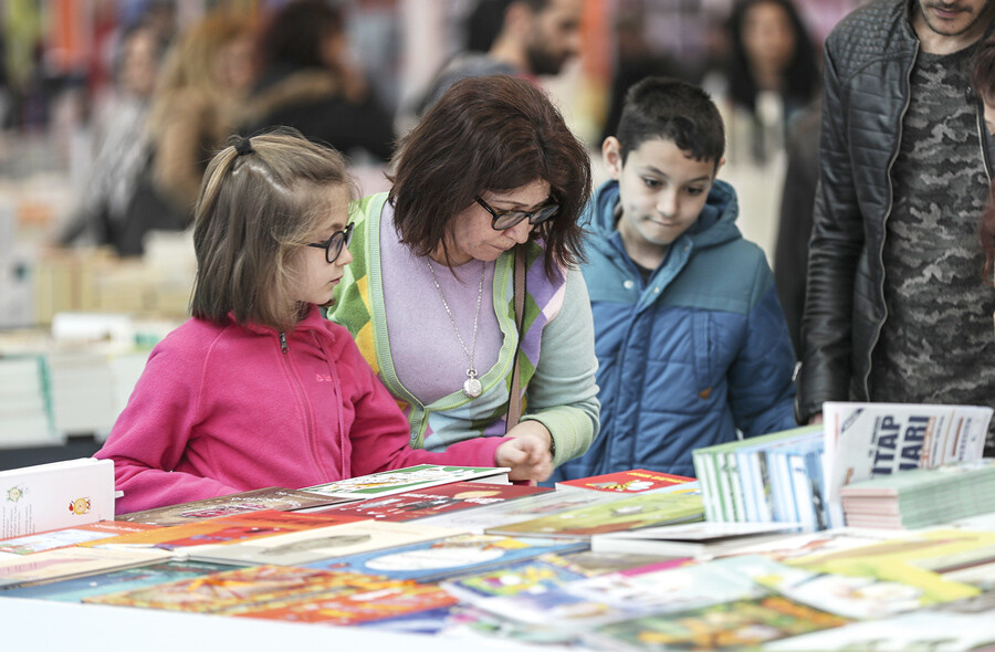 Yazarlar anlatıyor: Kitap fuarlarından vazgeçilmez Yazarlar anlatıyor: Kitap fuarlarından vazgeçilmez