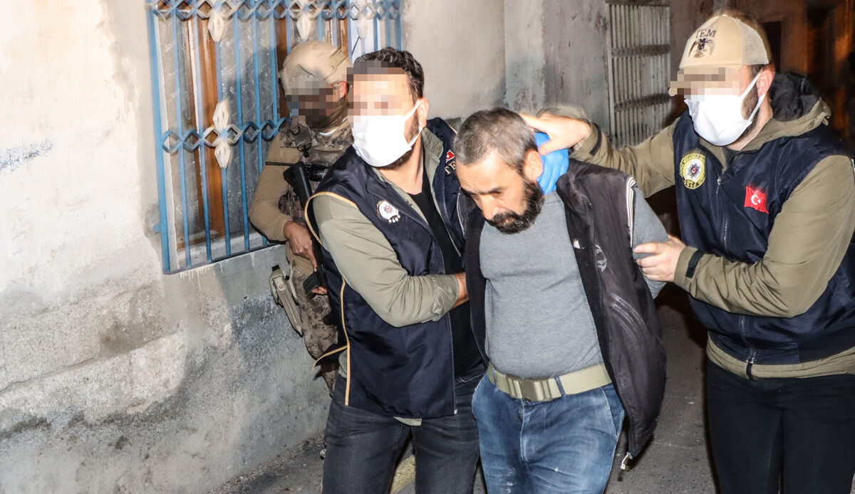 Mersin'de gece operasyonu: Suriye'de gelen 2 YPG'li gözaltına alındı Mersin'de gece operasyonu: Suriye'de gelen 2 YPG'li gözaltına alındı