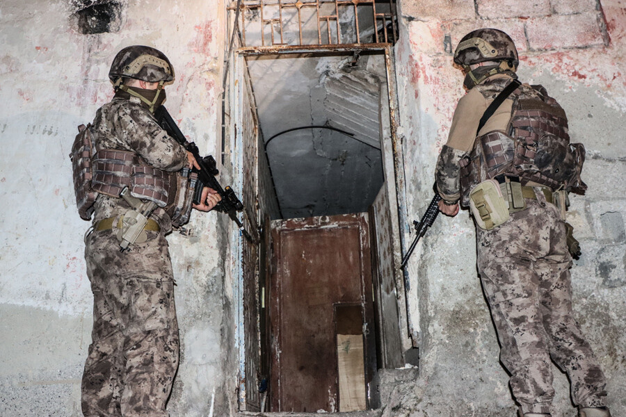 Mersin'de gece operasyonu: Suriye'de gelen 2 YPG'li gözaltına alındı Mersin'de gece operasyonu: Suriye'de gelen 2 YPG'li gözaltına alındı