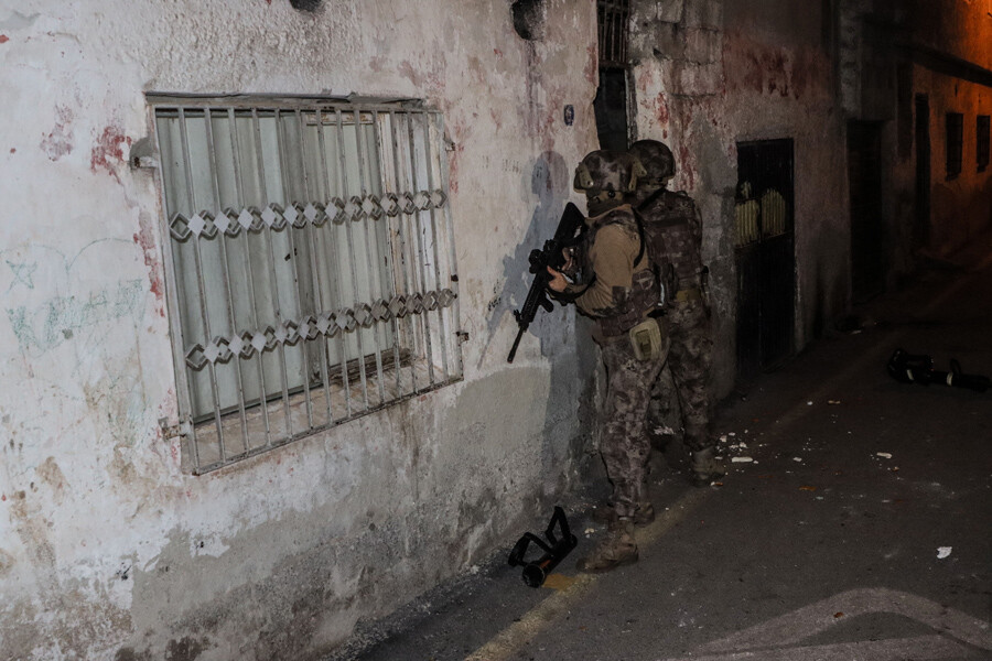 Mersin'de gece operasyonu: Suriye'de gelen 2 YPG'li gözaltına alındı Mersin'de gece operasyonu: Suriye'de gelen 2 YPG'li gözaltına alındı