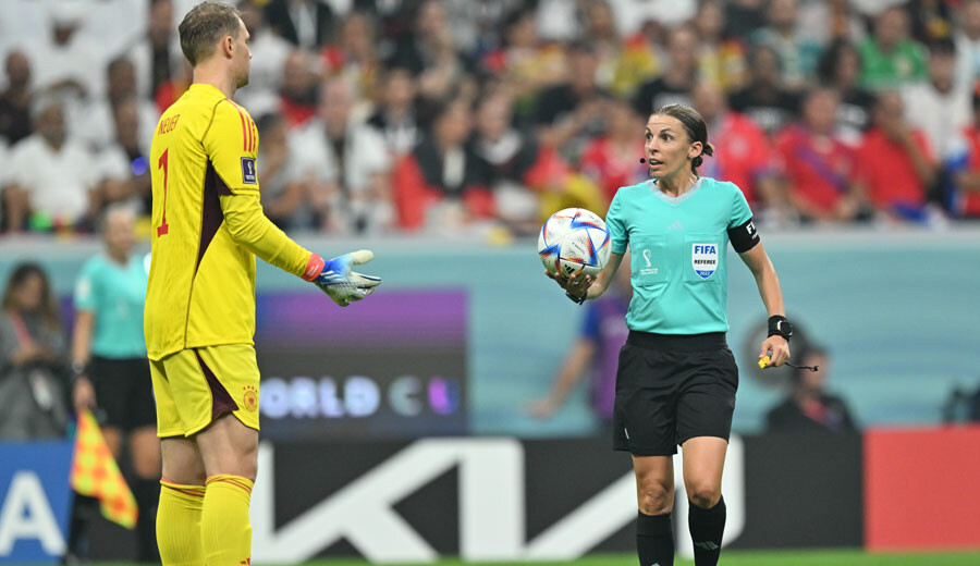 Dünya Kupası'nda maç yöneten ilk kadın hakem Stephanie Frappart oldu Dünya Kupası'nda maç yöneten ilk kadın hakem Stephanie Frappart oldu