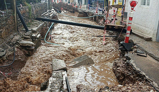 15 dakikalık sağanak Bodrum'u felç etti: Cadde ve sokaklar göle döndü
