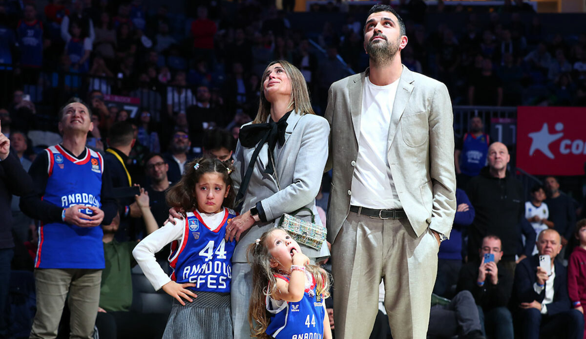 Krunoslav Simon, Naumoski'nin yanında! Anadolu Efes'te bir forma daha emekli edildi Krunoslav Simon, Naumoski'nin yanında! Anadolu Efes'te bir forma daha emekli edildi