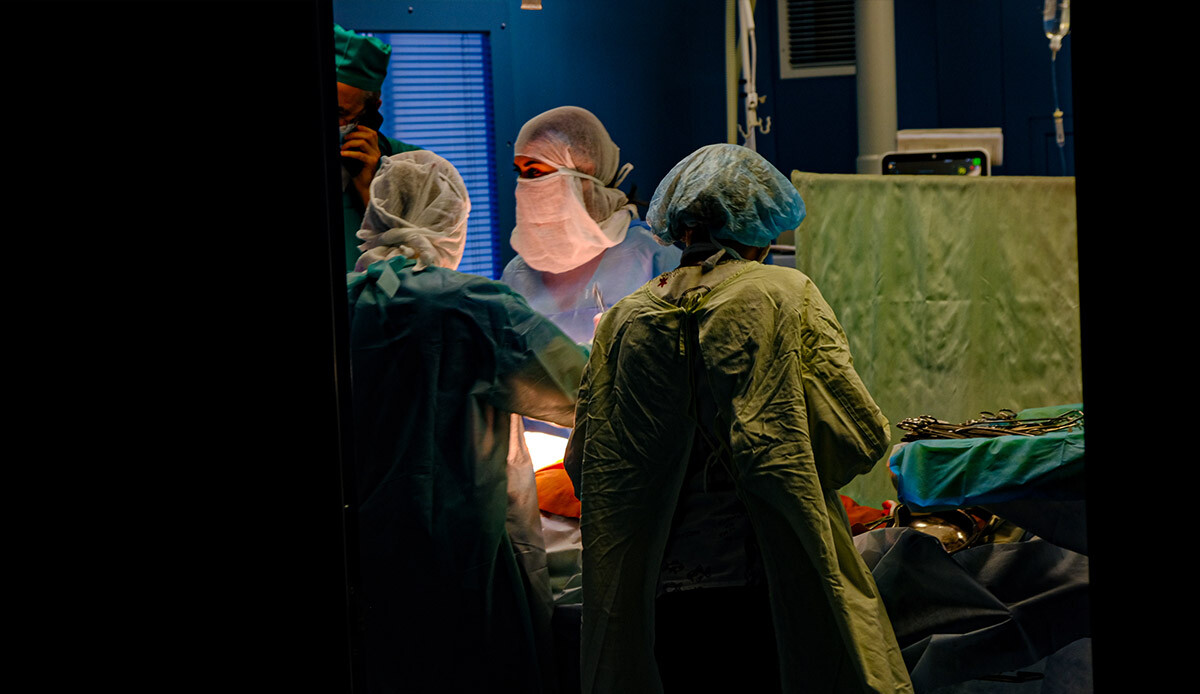 Ukrayna'da savaşın vahameti gözler önünde! Doktorlar ameliyatları telefon ışığında yapıyor