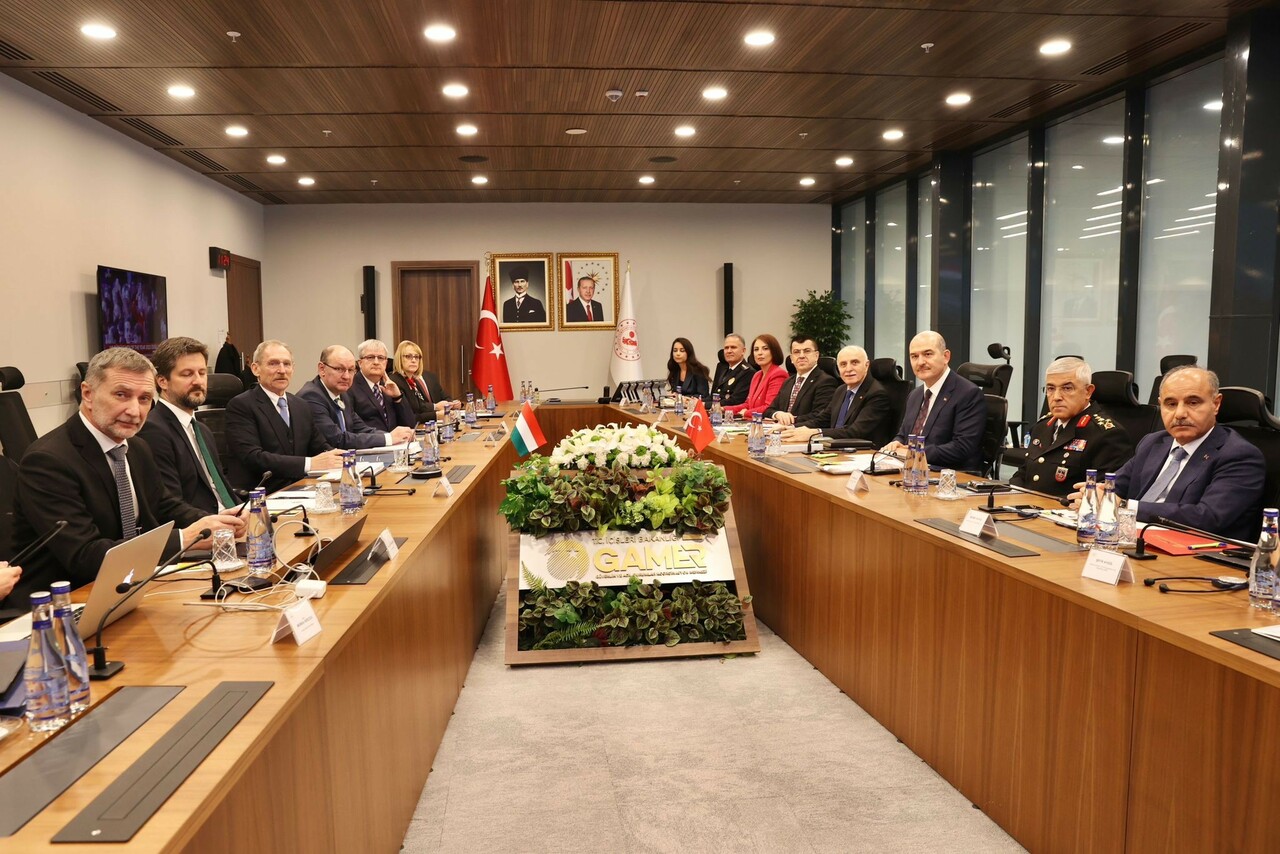 İçişleri Bakanı Soylu, Macar mevkidaşıyla bir araya geldi İçişleri Bakanı Soylu, Macar mevkidaşıyla bir araya geldi