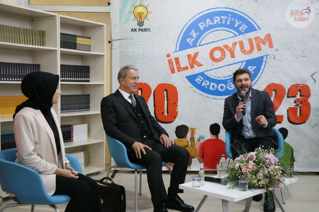 Bakan Akar gençlerin ısrarına kayıtsız kalamadı! Cumhurbaşkanı Erdoğan'ı aradı Bakan Akar gençlerin ısrarına kayıtsız kalamadı! Cumhurbaşkanı Erdoğan'ı aradı