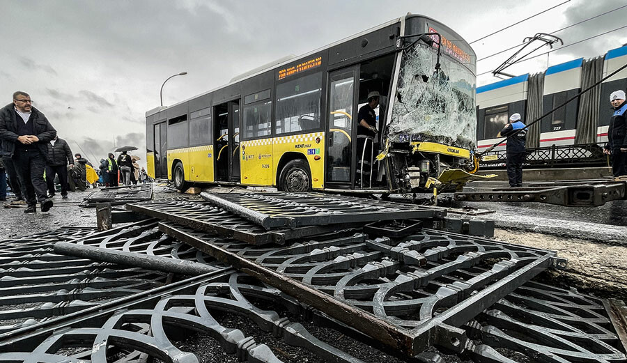 Son dakika! Galata Köprüsü'nde kaza: İETT otobüsü parmaklıklara çarptı Son dakika! Galata Köprüsü'nde kaza: İETT otobüsü parmaklıklara çarptı