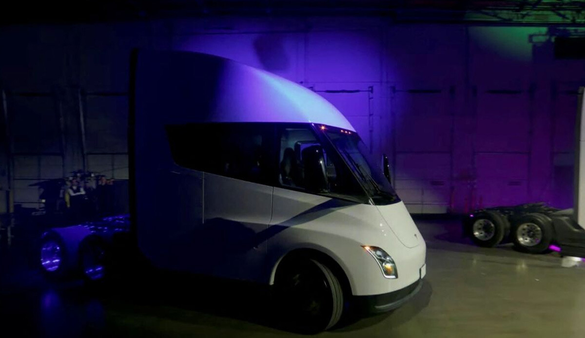 Tesla fabrikasında dev etkinlik: İlk Semi araçlar sahibine teslim edildi Tesla fabrikasında dev etkinlik: İlk Semi araçlar sahibine teslim edildi