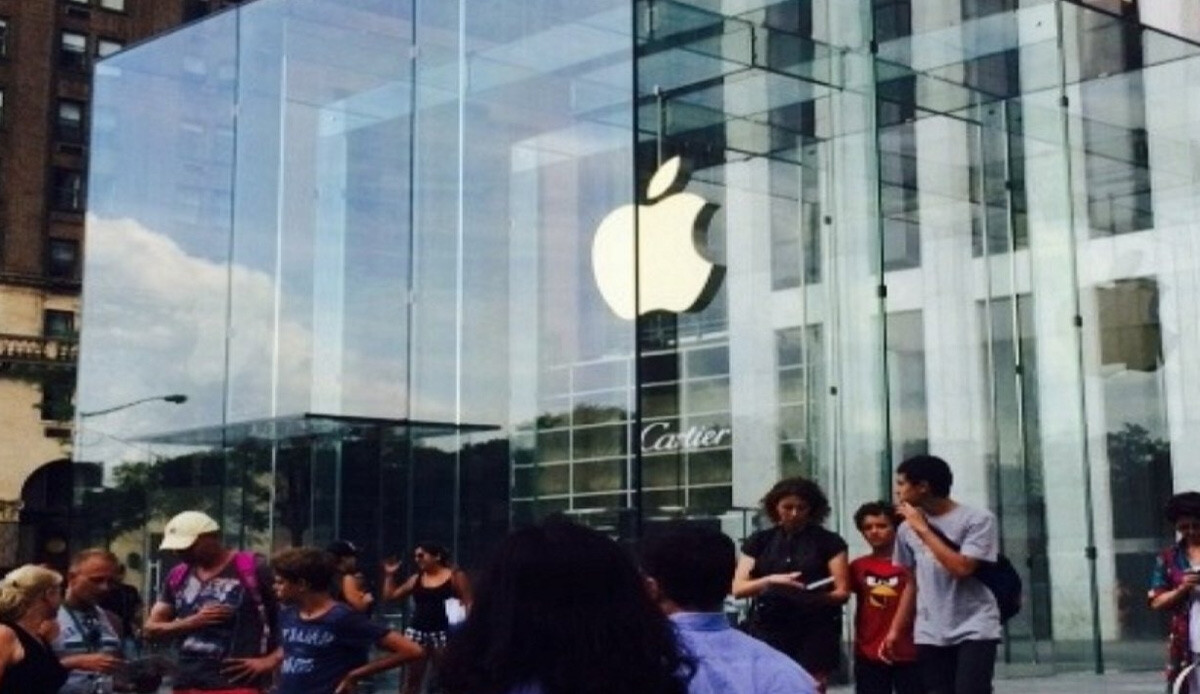 ABD'de tek seferde 300 iPhone 13 satın alan adamı çıkışta dövüp gasp ettiler ABD'de tek seferde 300 iPhone 13 satın alan adamı çıkışta dövüp gasp ettiler
