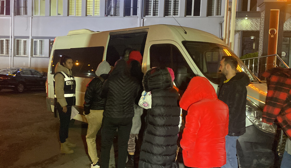 Bursa merkezli 3 ilde kadınlara zorla fuhuş yaptıran çete çökertildi, 'Yeni araçlarımız geldi' diye şifre belirlemişler Bursa merkezli 3 ilde kadınlara zorla fuhuş yaptıran çete çökertildi, 'Yeni araçlarımız geldi' diye şifre belirlemişler