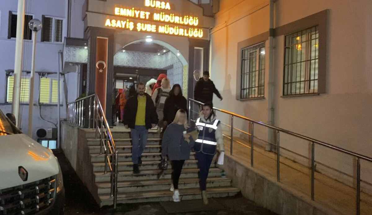 Bursa merkezli 3 ilde kadınlara zorla fuhuş yaptıran çete çökertildi, &#039;Yeni araçlarımız geldi&#039; diye şifre belirlemişler