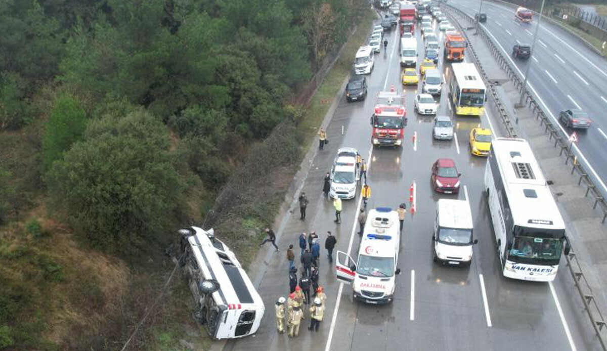 Eyüpsultan&#039;da korkutan kaza! Turistleri taşıyan minibüs devrildi: Çok sayıda yaralı var