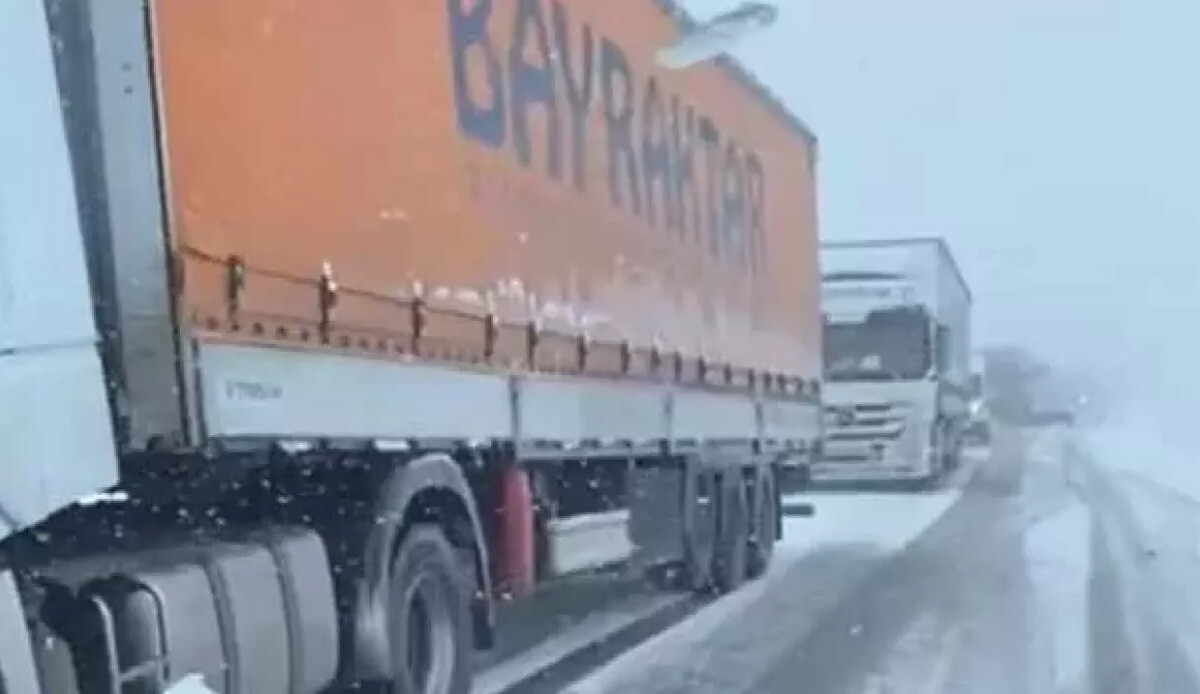 Hanak-Damal kara yolu yoğun kar yağışı nedeniyle ulaşıma kapandı Hanak-Damal kara yolu yoğun kar yağışı nedeniyle ulaşıma kapandı