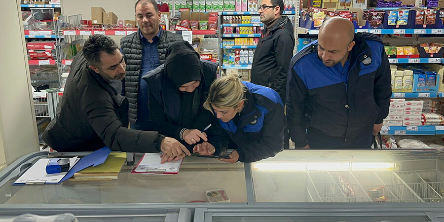 Savcı Sayan talimat verdi: Fahiş fiyatla satış yapan 5 market mühürlendi Savcı Sayan talimat verdi: Fahiş fiyatla satış yapan 5 market mühürlendi