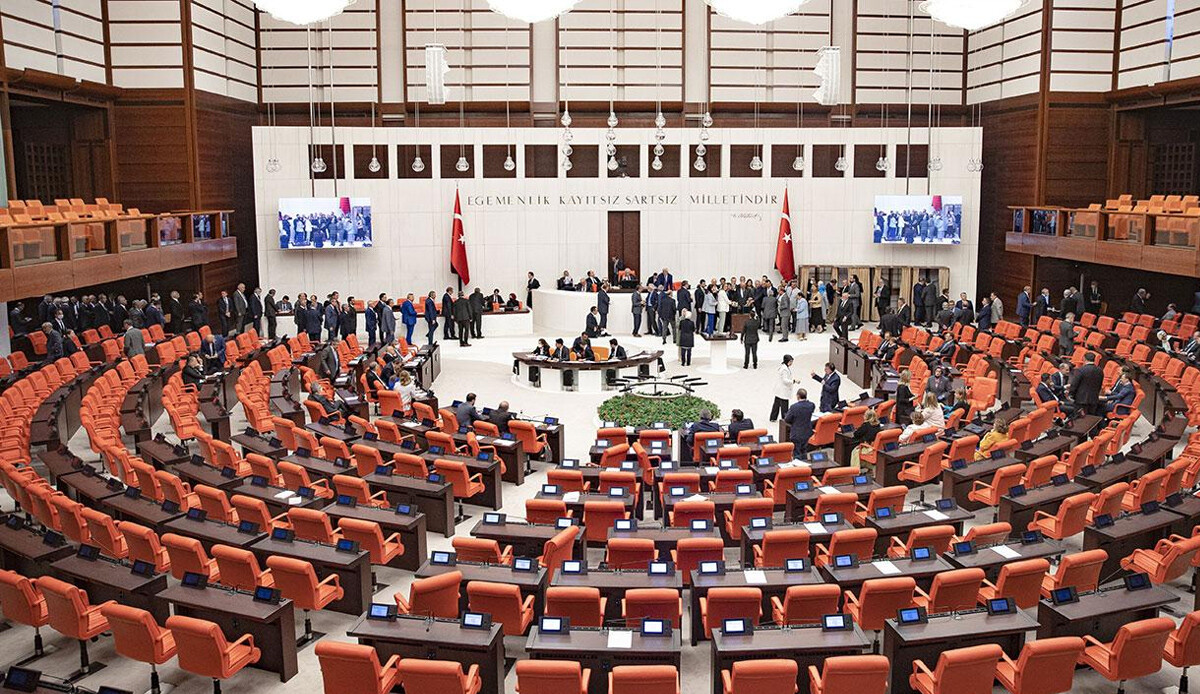 AK Parti başörtüsü teklifini imzaya açtı