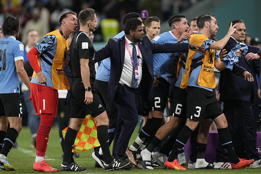 Uruguay elendi, Muslera çıldırdı! Hakemin üstüne yürüdü Uruguay elendi, Muslera çıldırdı! Hakemin üstüne yürüdü