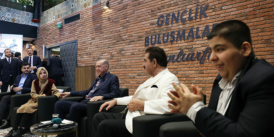 Cumhurbaşkanı Erdoğan gençlik buluşmasında: Ne sağdayız ne solda, biz siyasetin merkezindeyiz