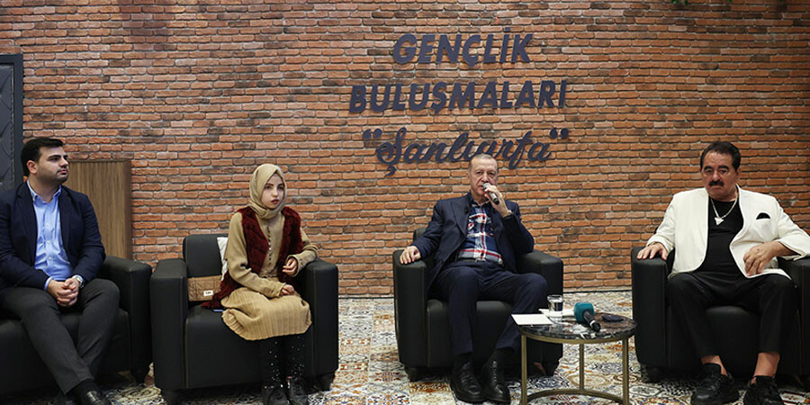 Cumhurbaşkanı Erdoğan gençlik buluşmasında: Ne sağdayız ne solda, biz siyasetin merkezindeyiz