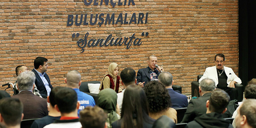 Cumhurbaşkanı Erdoğan gençlik buluşmasında: Ne sağdayız ne solda, biz siyasetin merkezindeyiz