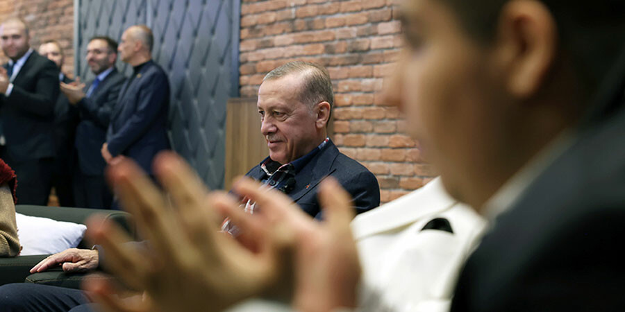 Cumhurbaşkanı Erdoğan gençlik buluşmasında: Ne sağdayız ne solda, biz siyasetin merkezindeyiz