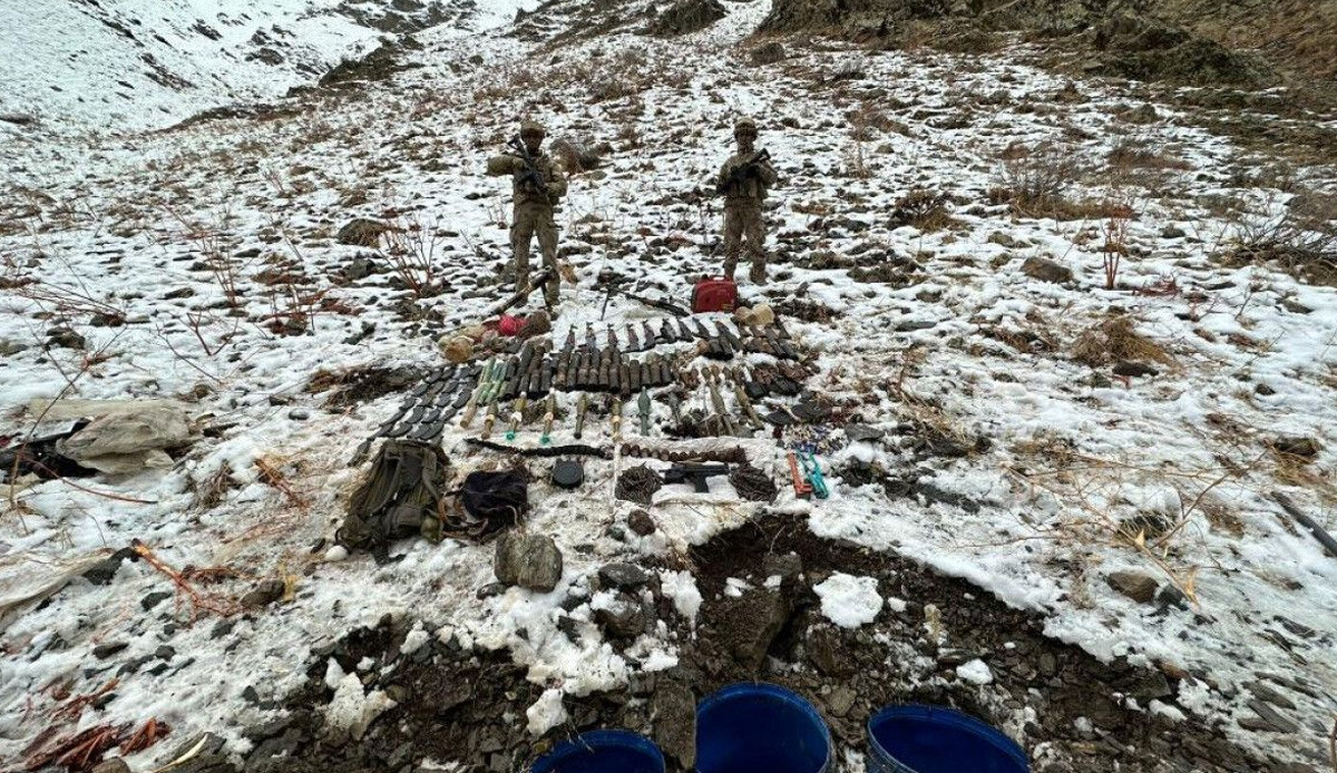 Hakkari&#039;de PKK&#039;lı teröristlere ait silah, mühimmat ve patlayıcı ele geçirildi