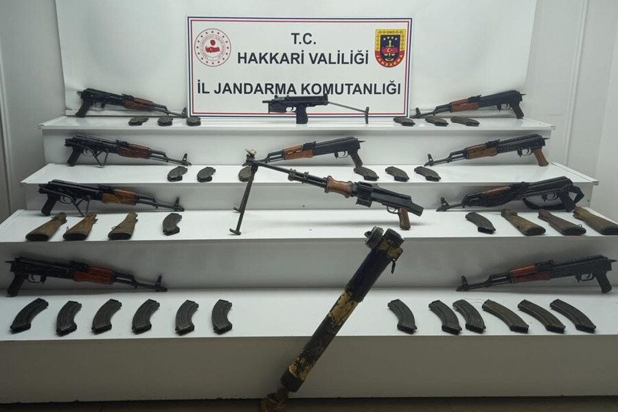 Hakkari'de PKK'lı teröristlere ait silah, mühimmat ve patlayıcı ele geçirildi Hakkari'de PKK'lı teröristlere ait silah, mühimmat ve patlayıcı ele geçirildi