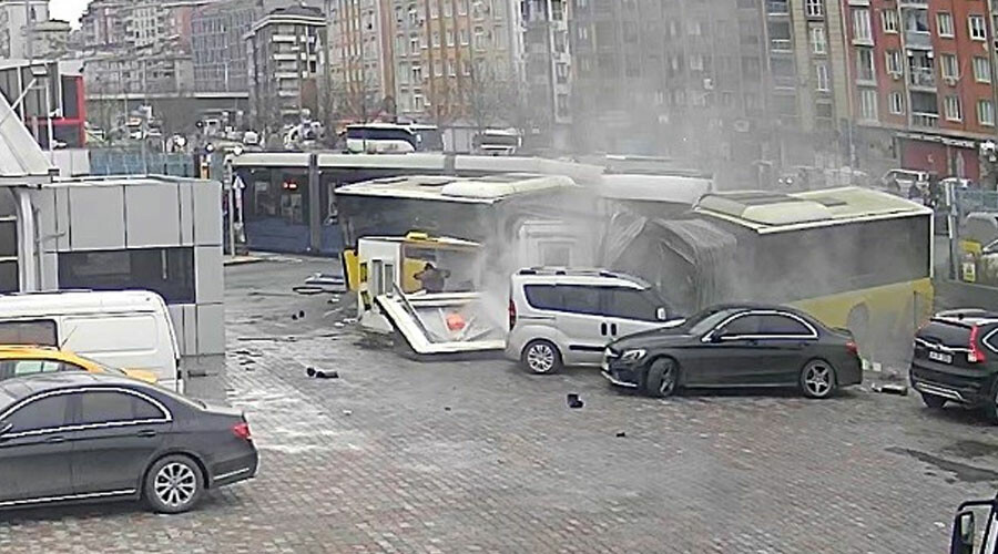 Son dakika: Alibeyköy'de tramvay ile otobüs çarpıştı! Yaralılar var