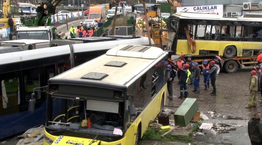 Son dakika: Alibeyköy'de tramvay ile otobüs çarpıştı! Yaralılar var