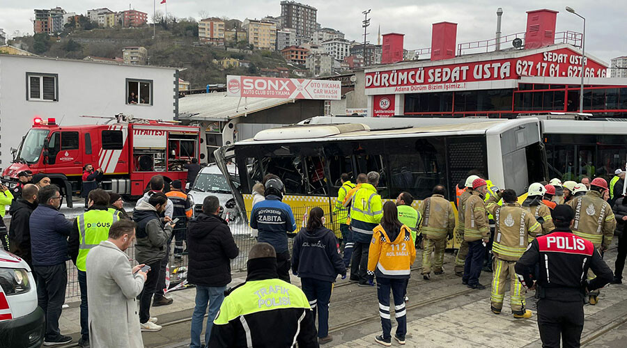 Son dakika: Alibeyköy'de tramvay ile otobüs çarpıştı! Yaralılar var