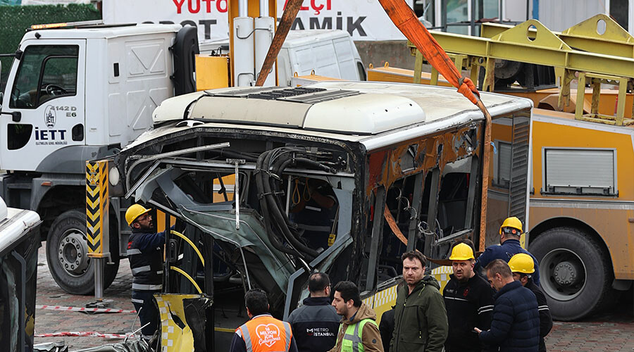 Son dakika: Alibeyköy'de tramvay ile otobüs çarpıştı! Yaralılar var