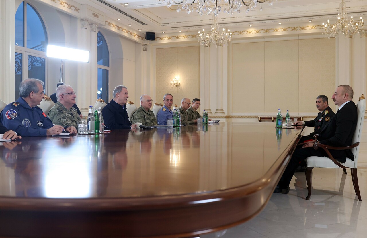 Aliyev, Bakan Akar ve komuta kademesini kabul etti Aliyev, Bakan Akar ve komuta kademesini kabul etti